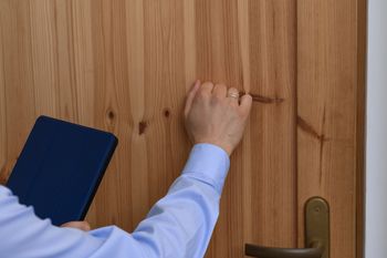 Bytom: Oszuści podawali się za pracowników administracji. Seniorka została zaatakowana
