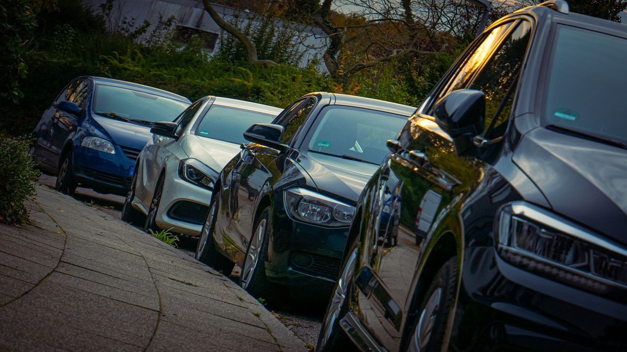 Polski rynek motoryzacyjny nie zwalnia: auta premium, hybrydy i chińskie marki na fali wznoszącej