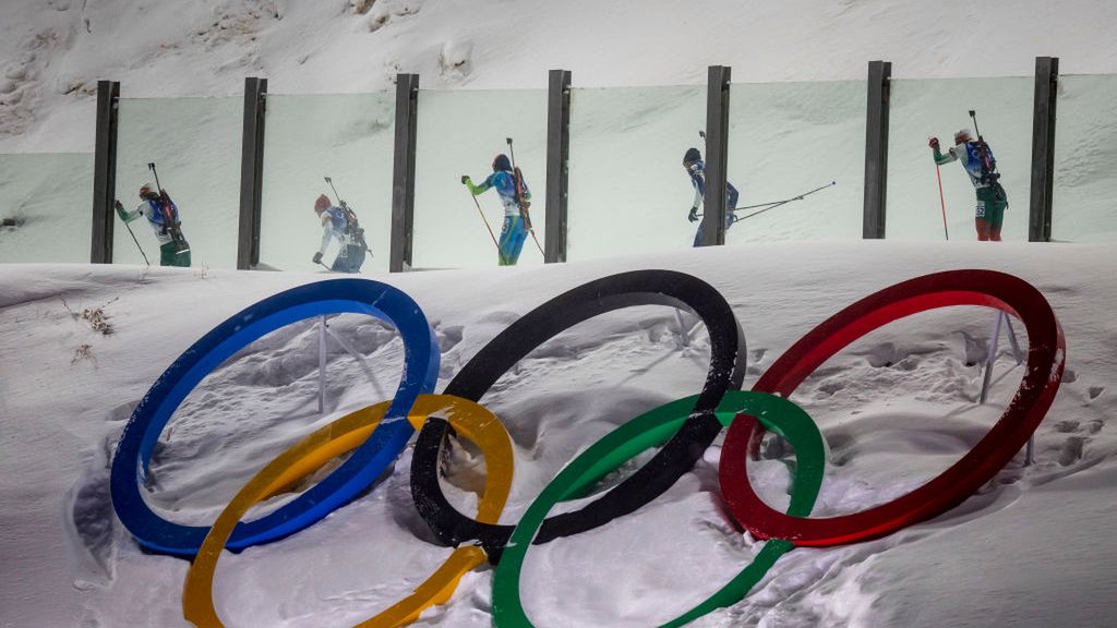 Koła olimpijskie na arenie biathlonowej podczas igrzysk w Pekinie