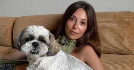 Izabella Krzan w czerwonym bikini wygina się na kanapie, prezentując smukłą sylwetkę (FOTO)