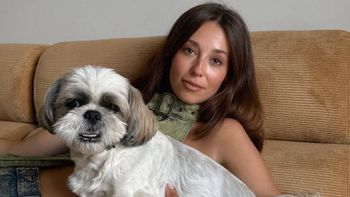 Izabella Krzan w czerwonym bikini wygina się na kanapie, prezentując smukłą sylwetkę (FOTO)