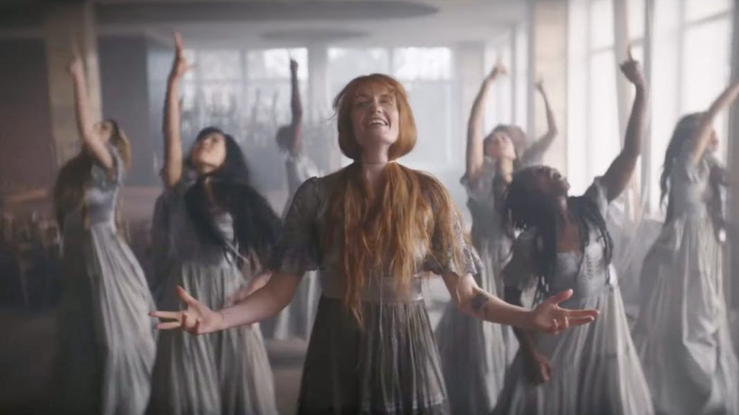 Florence + the Machine nagrali klip w Kijowie jesienią 2021. "Dwie tancerki, które wystąpiły w tym teledysku są obecnie w schronie"