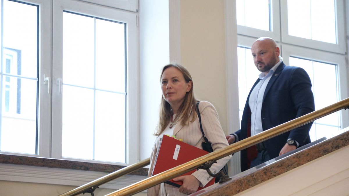 Katarzyna Pe�czy�ska-Na��cz
Bia�ystok, 10.06.2024. Minister funduszy i polityki regionalnej Katarzyna Pe�czy�ska-Na��cz (L) przed posiedzeniem rz�du w Urz�dzie Wojew�dzkim w Bia�ymstoku, 10 bm. Posiedzenie rz�du odb�dzie si� przed spotkaniem z prezydentem Andrzejem Dud� w ramach Rady Bezpiecze�stwa Narodowego. (jm) PAP/Artur Reszko
Artur Reszko
polityk polityka, posiedzenie, rada ministr�w, rz�d, rz�du, wyjazdowe