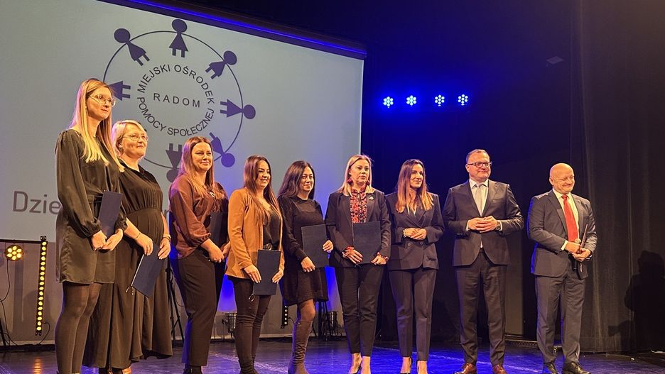 Prezydent Radosław Witkowski złożył podziękowania pracownikom Zespołu Pracy Socjalnej numer 1.