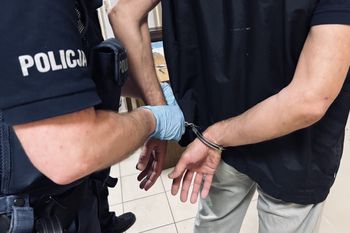 Mszczonów: 2 promile, narkotyki i nielegalny pobyt. 47-latek zatrzymany