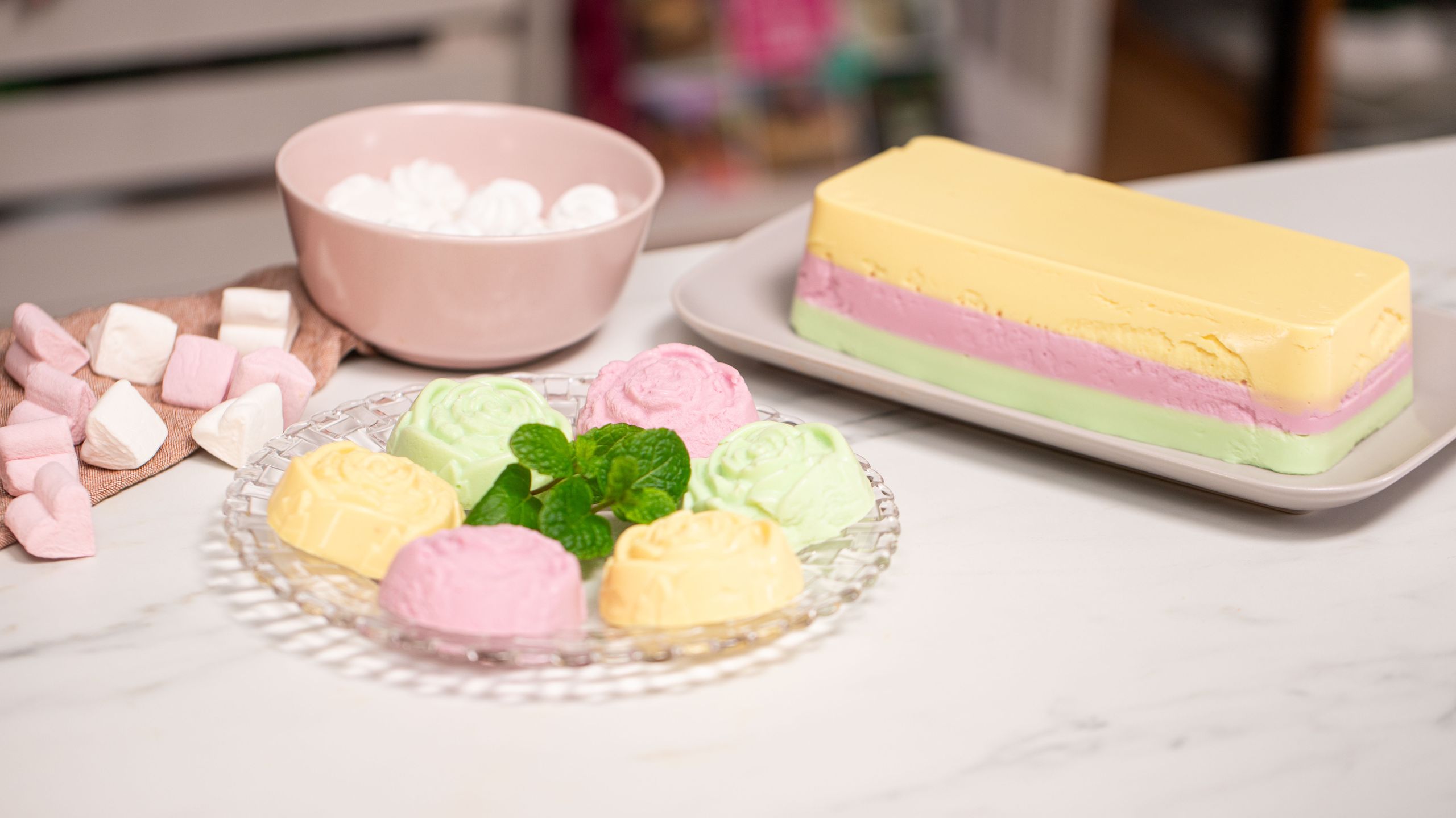 Pastelowy deser możesz podać też w formie ciasta bez pieczenia