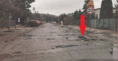 Łódzka ulica grozy. Kierowcy slalomem omijają kratery