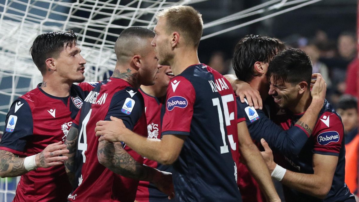 piłkarze Cagliari cieszą się z bramki
