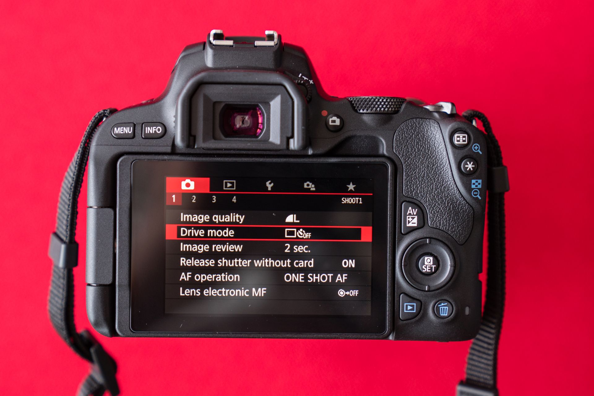 Canon EOS 200D - najlżejsza lustrzanka z odchylanym ekranem w naszych rękach 5