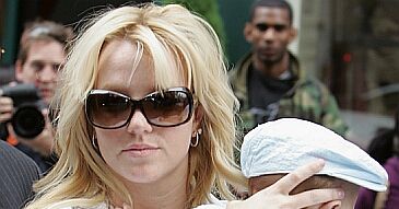 Britney Spears samotną matką?