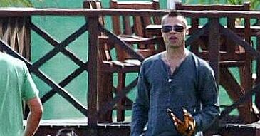 Brad Pitt z irokezem