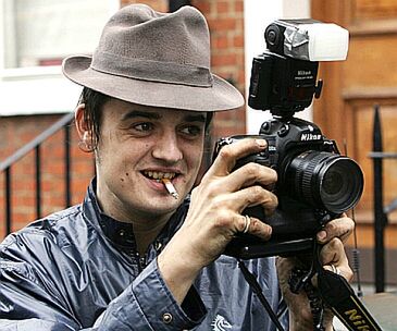 Pete Doherty i rysunki krwią