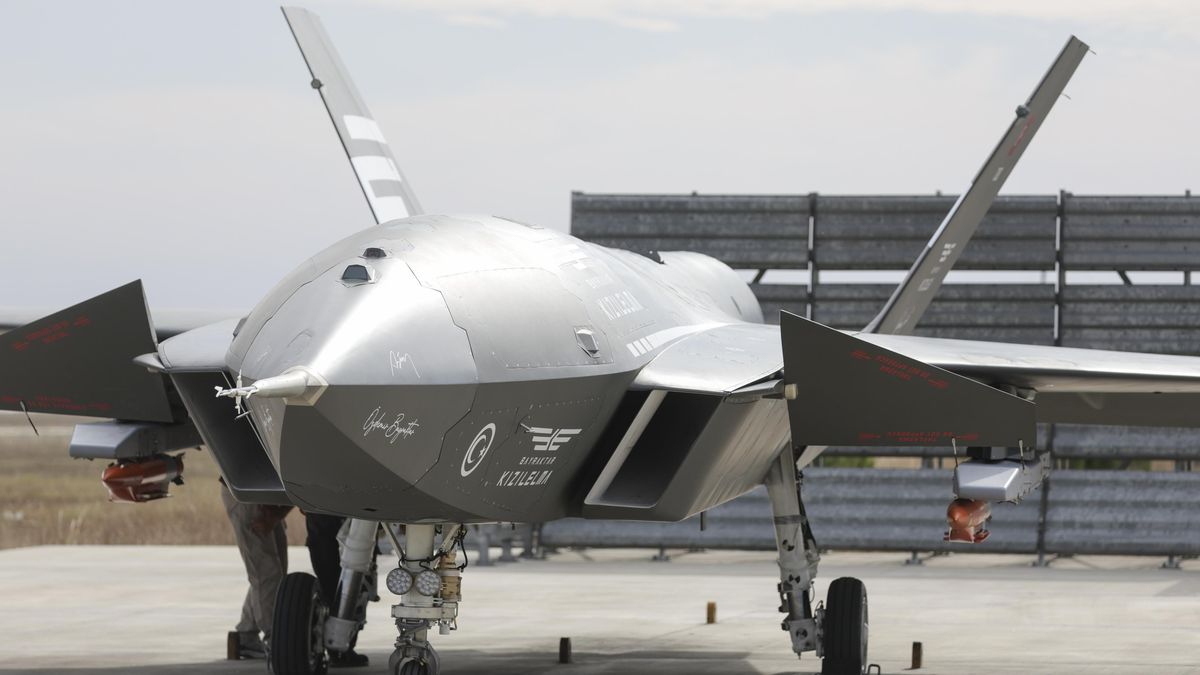 TURKIYE - SEPTEMBER 26: (---EDITORIAL USE ONLY - MANDATORY CREDIT - 'BAYKAR / HANDOUT' - NO MARKETING NO ADVERTISING CAMPAIGNS - DISTRIBUTED AS A SERVICE TO CLIENTS----) Bayraktar KIZILELMA, Turkiye's first-ever unmanned fighter jet developed by Baykar, successfully conducted its first captive flight test with ASELSAN's advanced TOLUN munition in Turkiye on September 26, 2025. (Photo by BAYKAR / Handout/Anadolu via Getty Images)