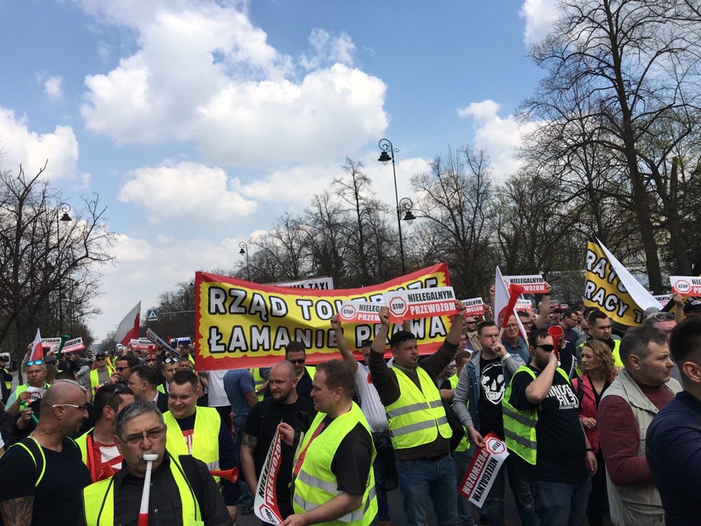 Strajk taksówkarzy. Paraliż Warszawy i blokada A2