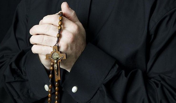 Ksiądz wpadł w sidła oszustów. Przelał 600 tys. zł