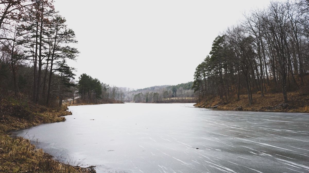 Zamarznięte jezioro - zdj. ilustracyjne