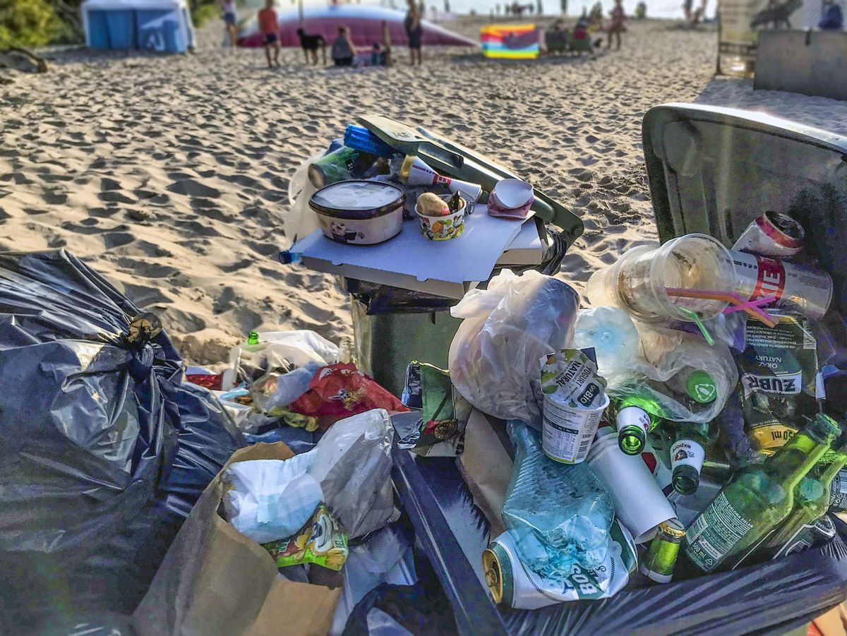 Śmieci na plaży w Pobierowie