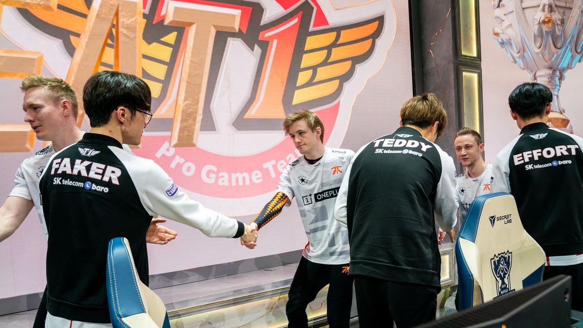 zawodnicy SKT T1 oraz Fnatic