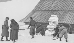 Józef Piłsudski jako śnieżny bałwan