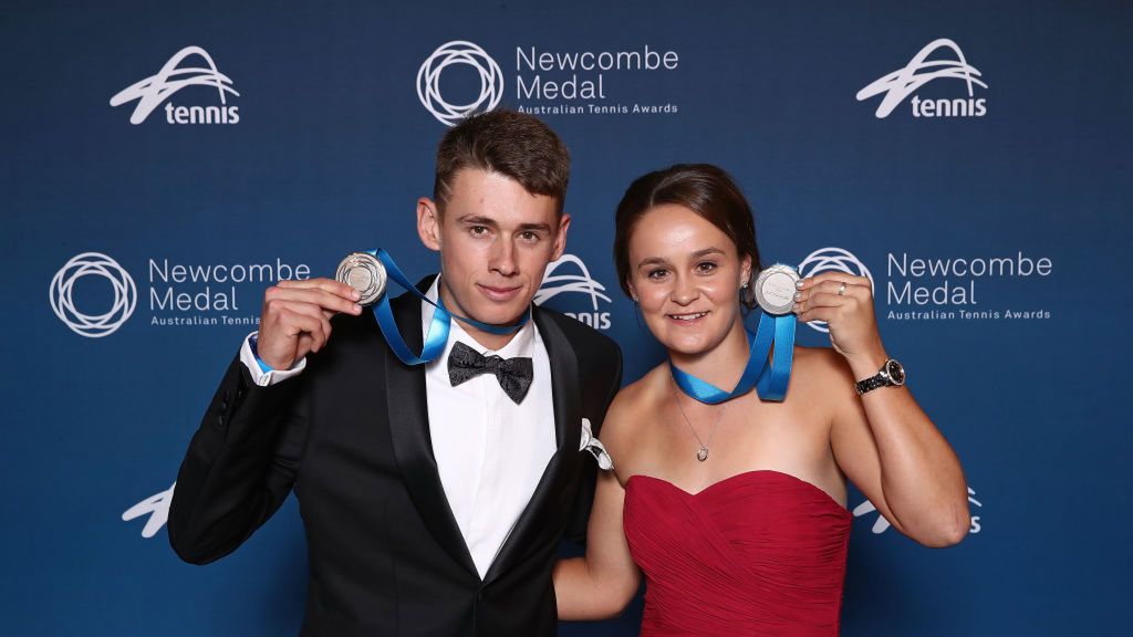 Alex de Minaur i Ashleigh Barty z Medalami Newcombe'a za sezon 2018