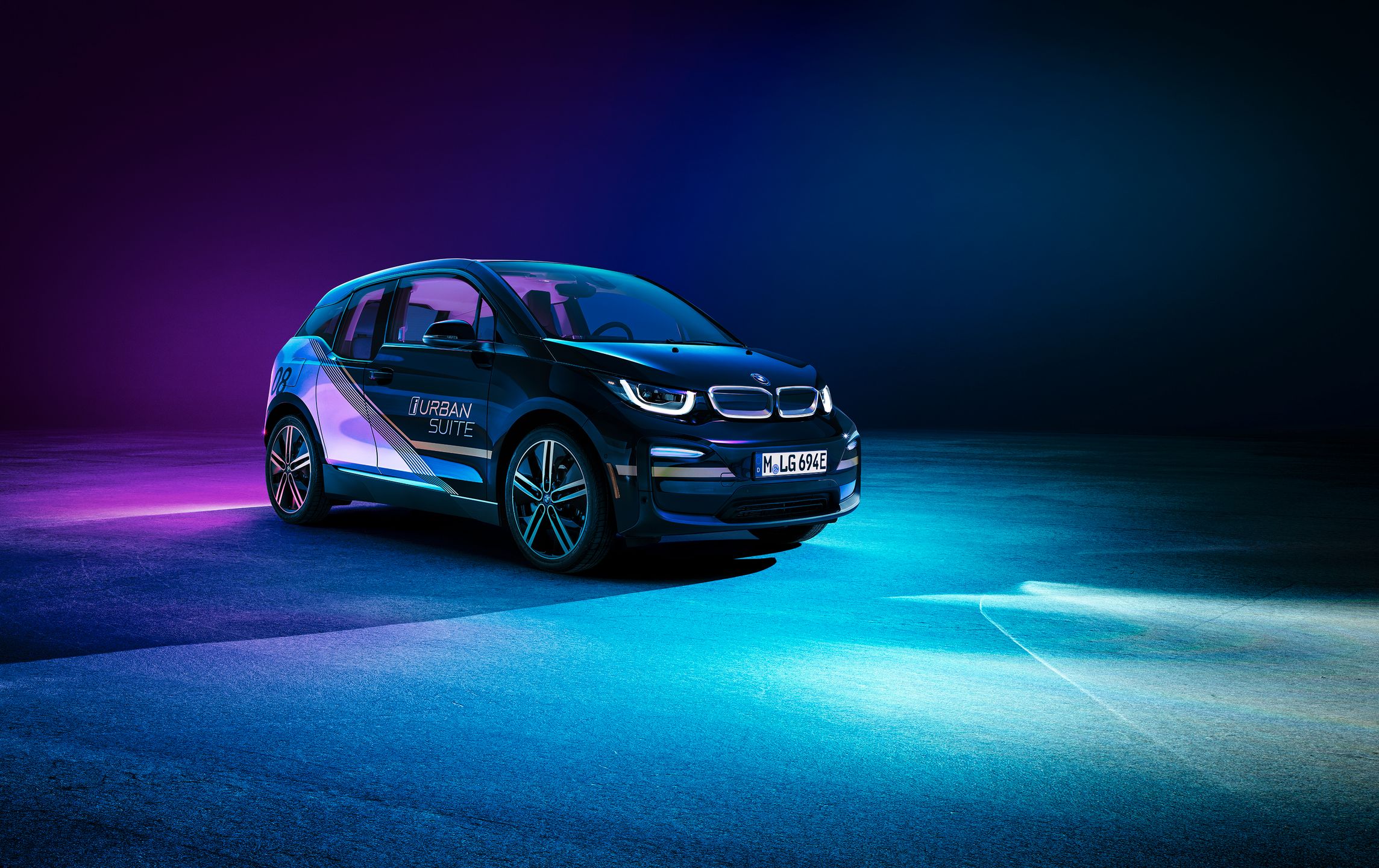 Dzięki specjalnej aplikacji, będzie można zamówić jedno z jeżdżących po Las Vegas BMW i3 Urban Suite i na własnej skórze przekonać się do zapewnień producenta