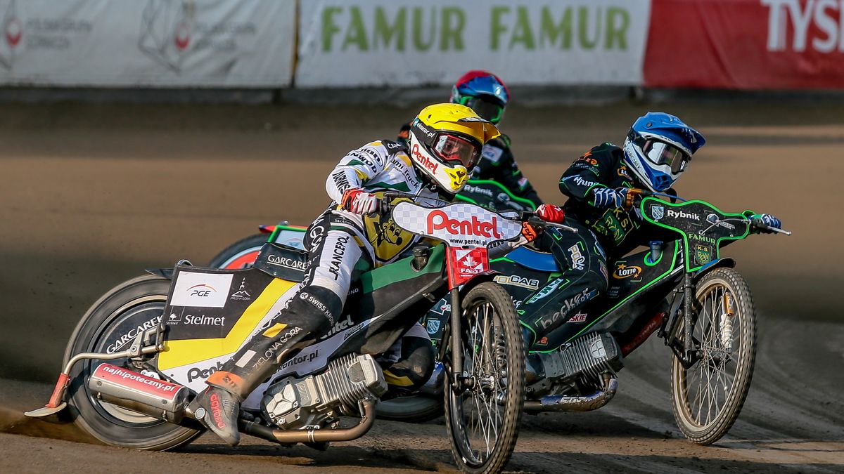 WP SportoweFakty / Arkadiusz Siwek / ROW - Falubaz. Piotr Protasiewicz atakuje z lewej.