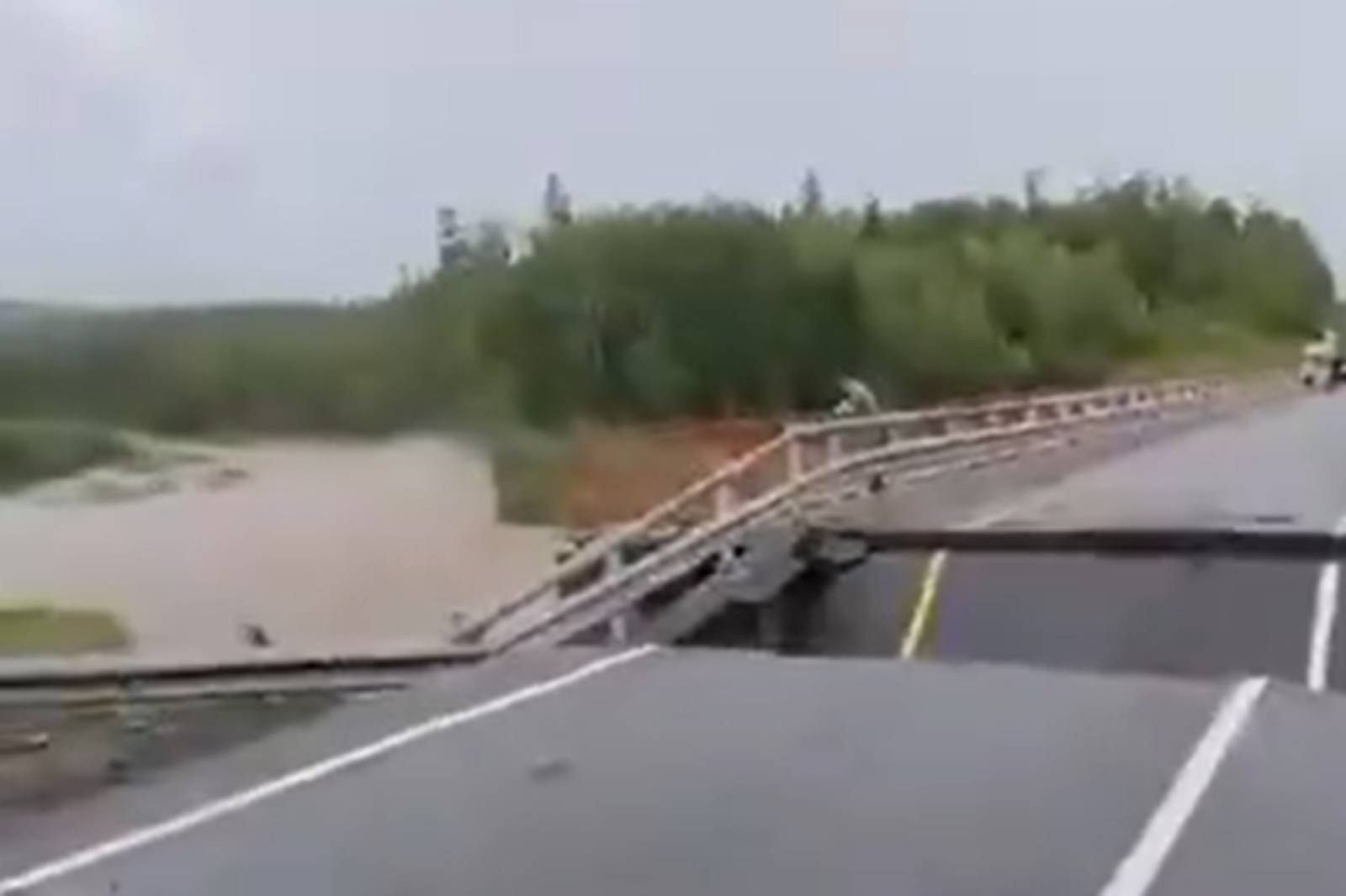 Șocant în Rusia, autostrada s-a prăbușit.  Nu ar pleca în vacanță așa