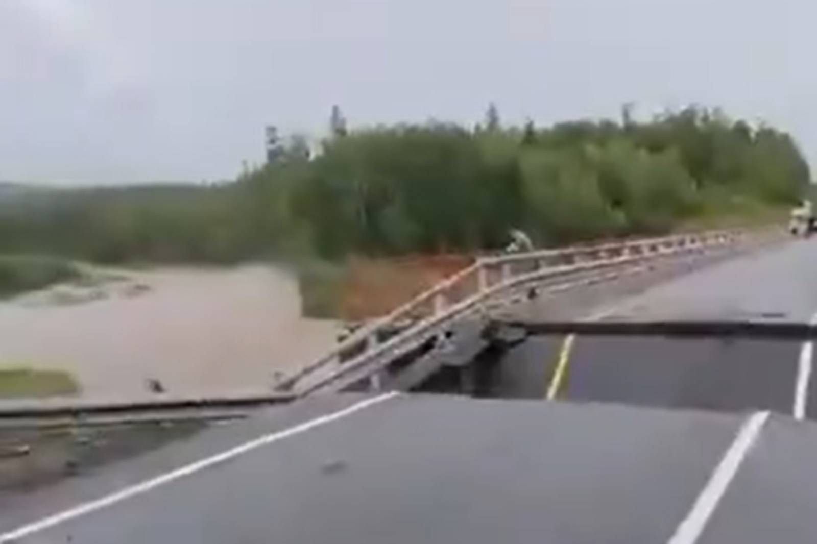 Szok w Rosji, zawaliła się autostrada. Tędy na wakacje nie pojadą