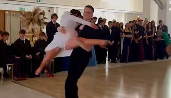 Aż zapiera dech. Niebywałe, co zrobili na studniówce. Jest wideo