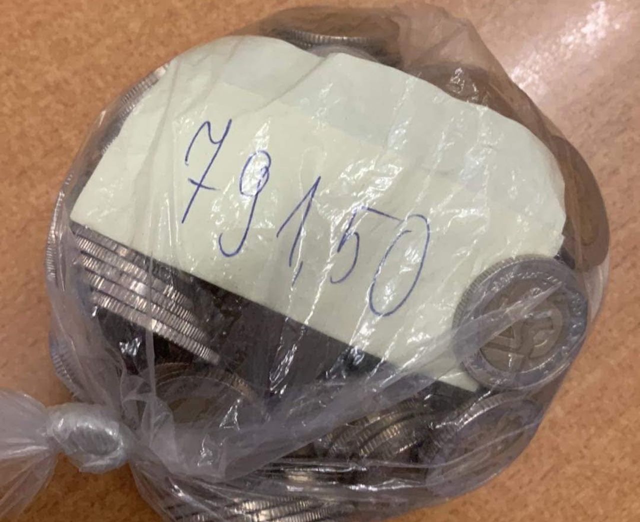 Tak ksiądz zapłacił kurierowi za przesyłkę. "Ciekawe czy z tacy?"