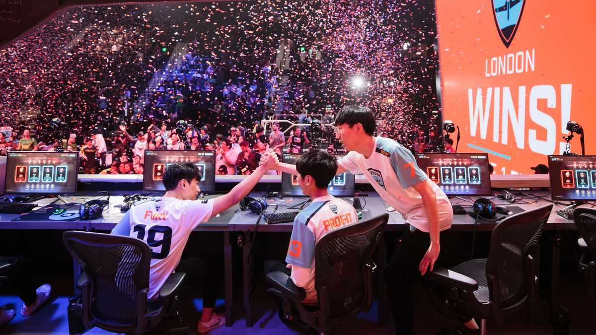 Drużyna London Spitfire świętuje zwycięstwo w finałach etapu Overwatch League