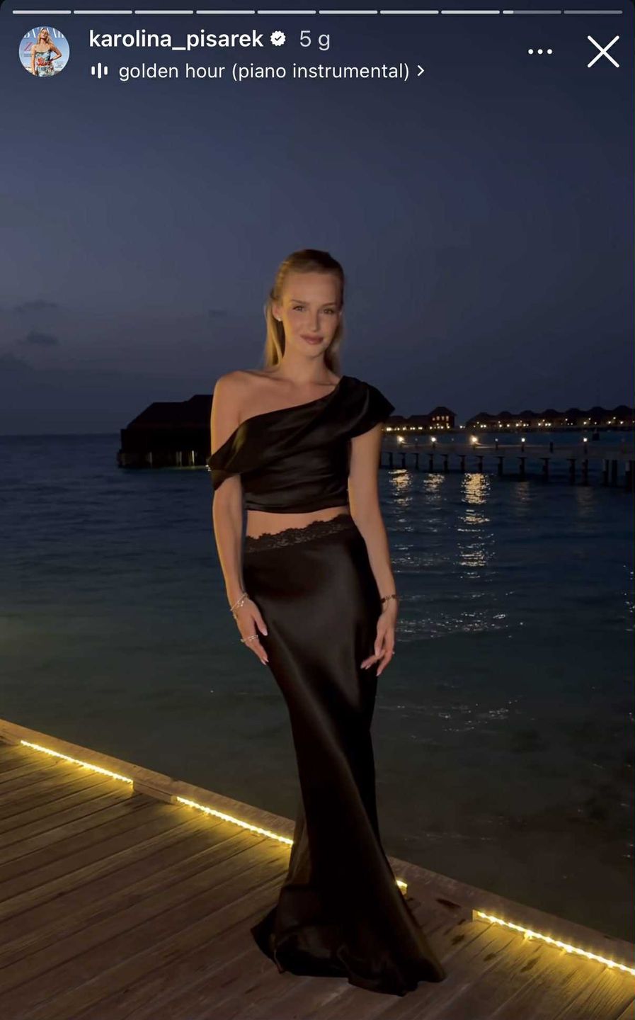 Karolina Pisarek w satynowym komplecie