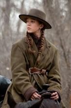 ''The Homesman'': Hailee Steinfeld na prerii z Tommym Lee Jonesem