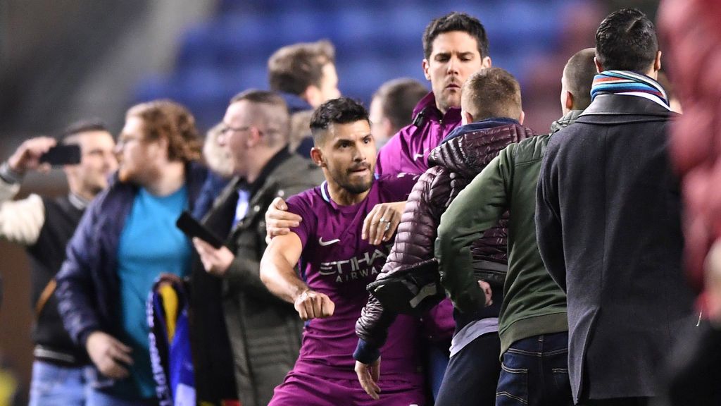 Zdjęcie okładkowe artykułu: Getty Images / Gareth Copley / Sergio Aguero przepycha się z kibicem