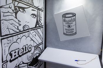 Głosowanie ze sztuką w tle. Na ścianach lokalu wyborczego m.in. Warhol