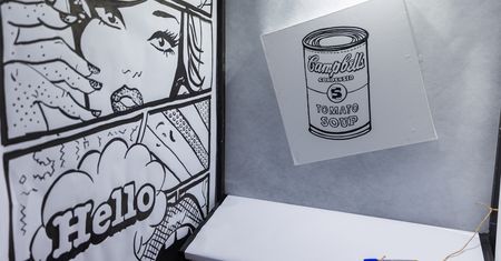 Głosowanie ze sztuką w tle. Na ścianach lokalu wyborczego m.in. Warhol