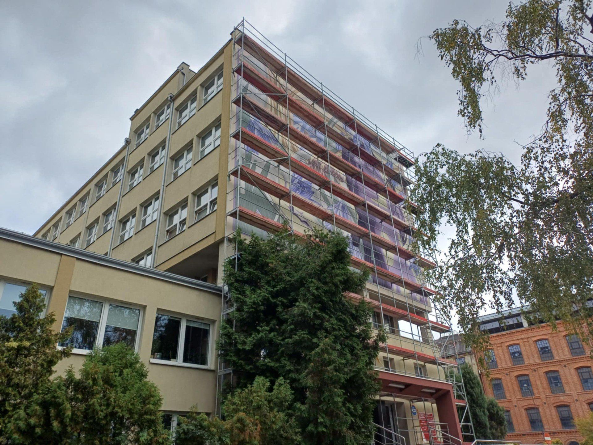 Nowy mural na ścianie gmachu Wydziału Mechanicznego PŁmalowany był przez ostatni miesiąc.