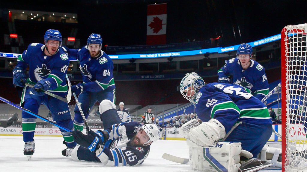 Getty Images / Jeff Vinnick/NHLI  / Na zdjęciu: hokeiści Vancouver Canucks