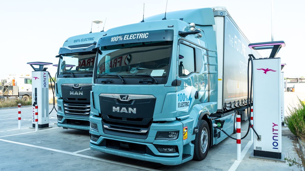Ciężarówki elektryczne potrzebują ładowarek co najmniej 350 kW