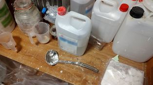Bydgoszcz: Urządził laboratorium narkotykowe w przyczepie kempingowej. Policjanci przejęli 5 kg towaru