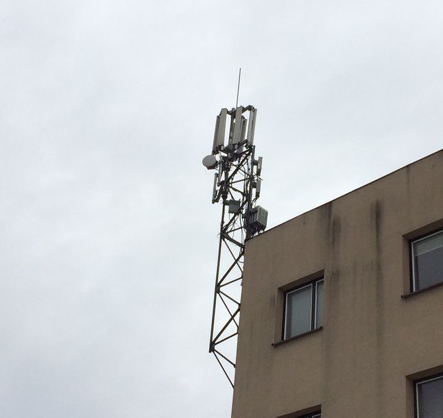 Na zdjęciu stacja bazowa operatora sieci Play, dysponuje trzema sektorami, z czego każdy obsługuje obszar 120 stopni od stacji. Każdy sektor ma dwie anteny - jedna obsługuje UMTS na częstotliwości 2100MHz, druga obsługuje GSM i LTE na 1800MHz.
