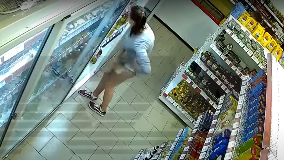 Bezwstydna złodziejka podczas zuchwałej kradzieży