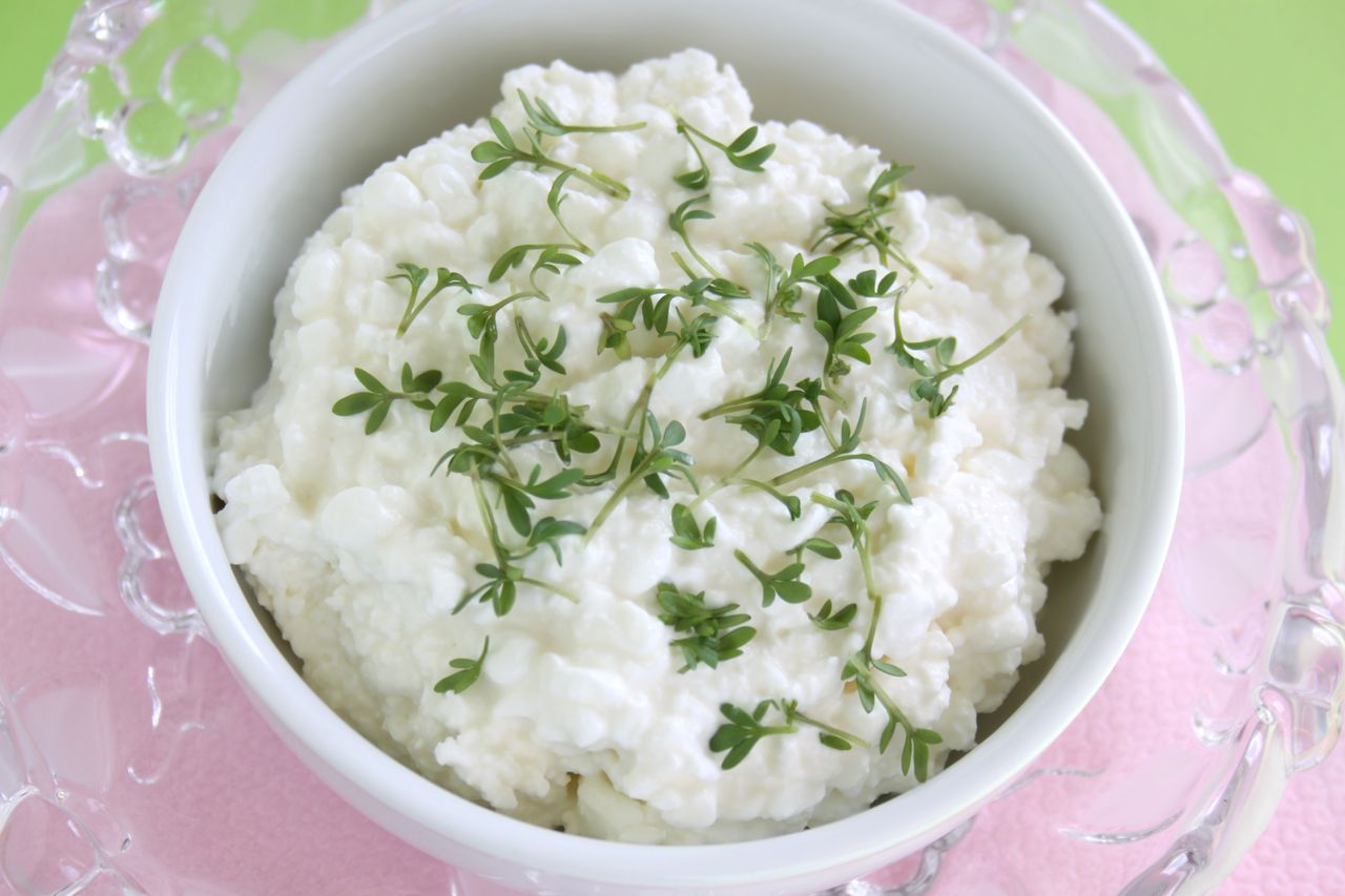 Dorzucam do twarożku i mieszam. Smakuje lepiej niż oklepany szczypiorek