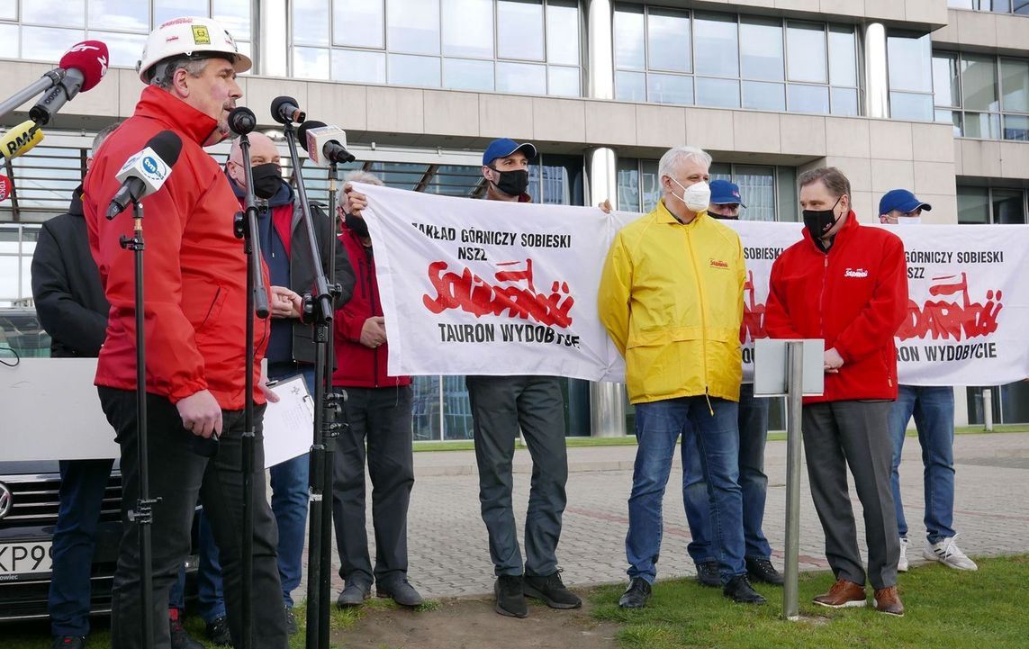 Śląskie. Związkowcy z Grupy Tauron protestowali w centrum Katowic w pobliżu głównej siedziby spółki.