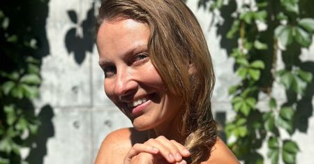 Joanna Moro topless chłodzi się pod prysznicem. Internautka: "Na pewno dzieci będą dumne". Aktorka ODPOWIEDZIAŁA (ZDJĘCIA)