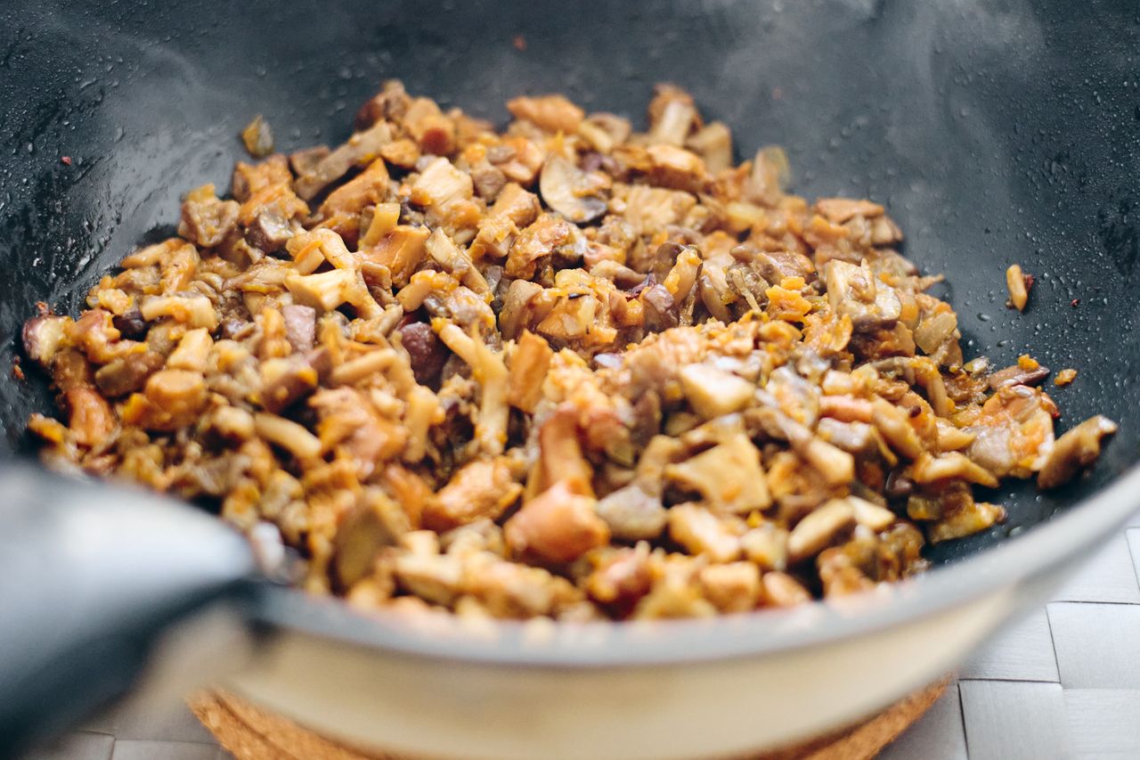 Bezmięsne skwarki są świetnym dodatkiem do pasty śniadaniowej