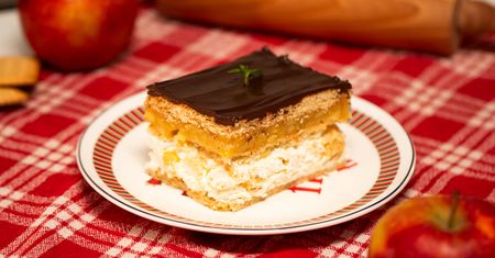 Ciasto Brazylianka z jabłkami szybko wygryzie inne desery. Poradzi sobie nawet początkujący cukiernik