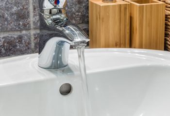 Nie jest tam przypadkowo. Do czego służy otwór w umywalce?