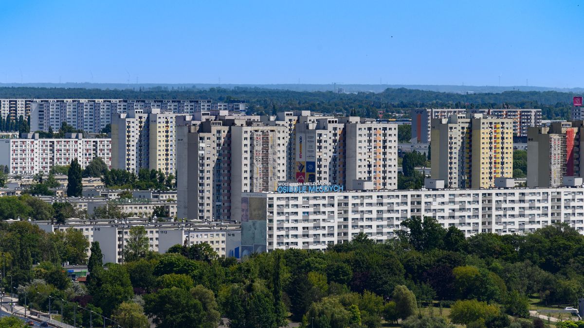 Nagi mężczyzna w oknie, taki widok "podziwiają" mieszkańcy jednego z poznańskich osiedli.