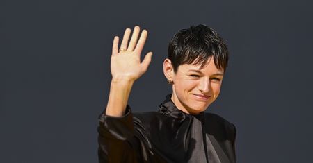 Emma Corrin zaskoczyła. Skromna kreacja? Ale tylko od pasa w górę
